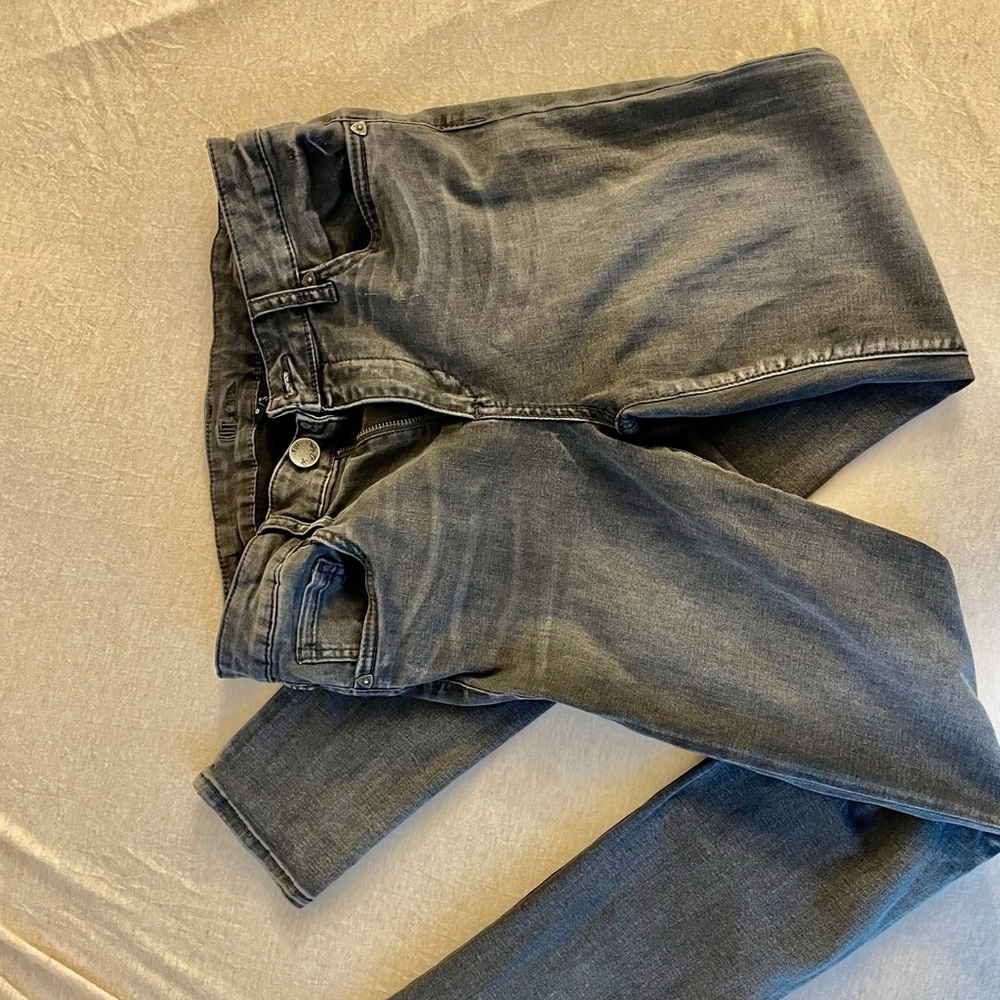Distressed grey skinny jeans
